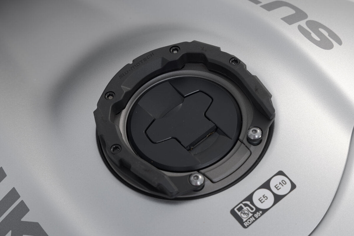 PRO tank ring Black. Suzuki GSX 1300 R Hayabusa (20-).